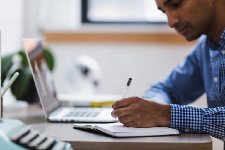 4 Best iOS Apps For Writing Gigs