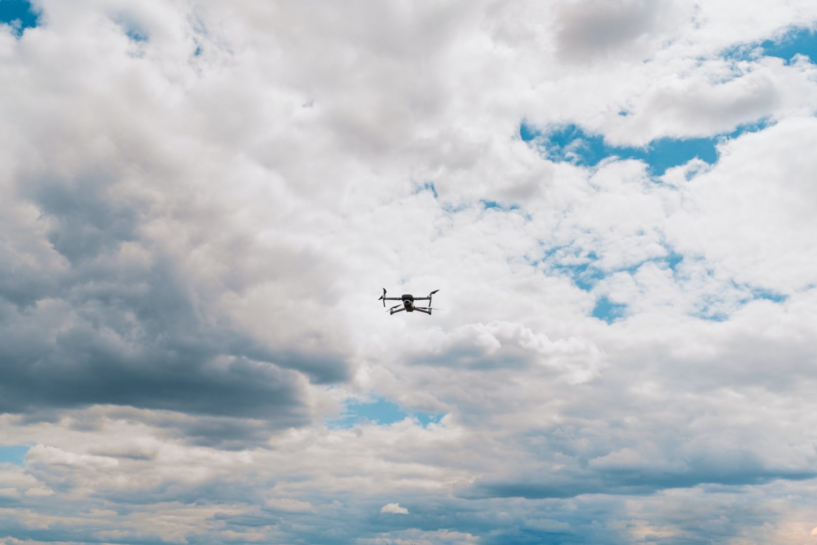 Fly into the sky. Беспилотник в небе. Дроны в небе. В небе летают беспилотники.