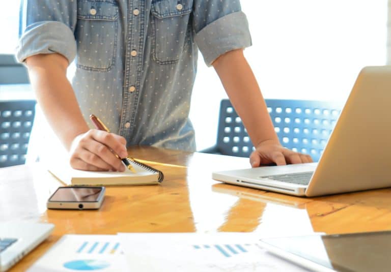 Who Is a Business Intelligence Analyst and How To Become One?