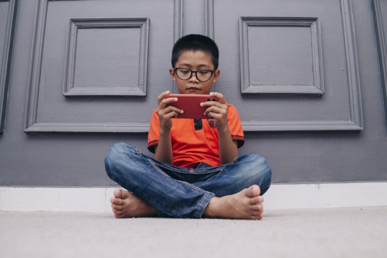 How to Keep Your Kids Away From Smartphones