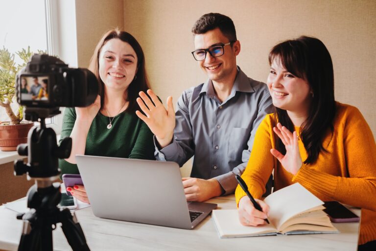 Harnessing Influence – A Comprehensive Guide to Blogger Collaboration